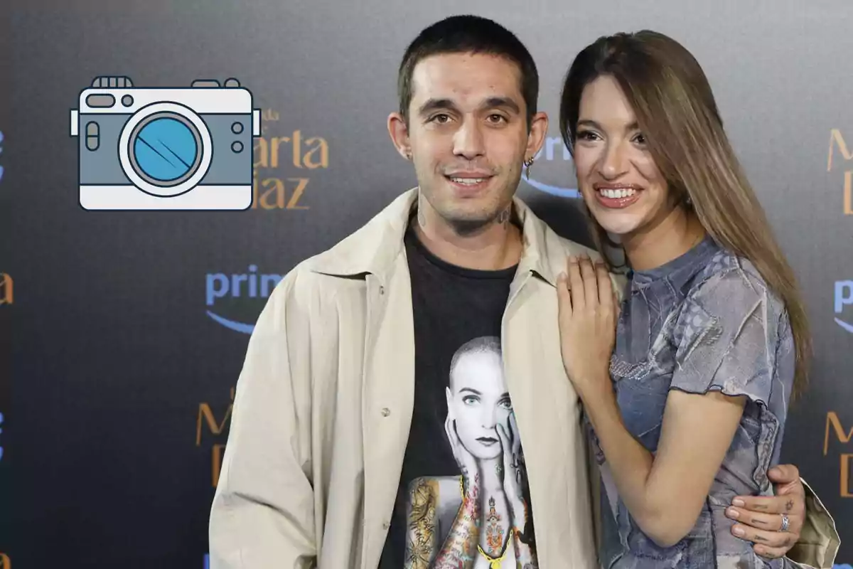 Víctor Elías y Ana Guerra posa en un evento con un fondo que muestra logotipos de Prime Video y Marta Díaz.