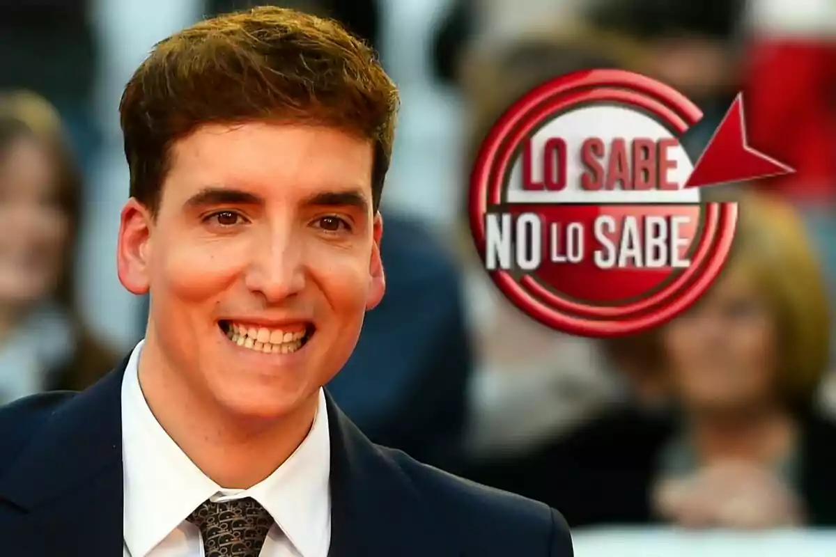 Xuso Jones sonriendo con un cartel que dice "Lo sabe, no lo sabe" en el fondo.