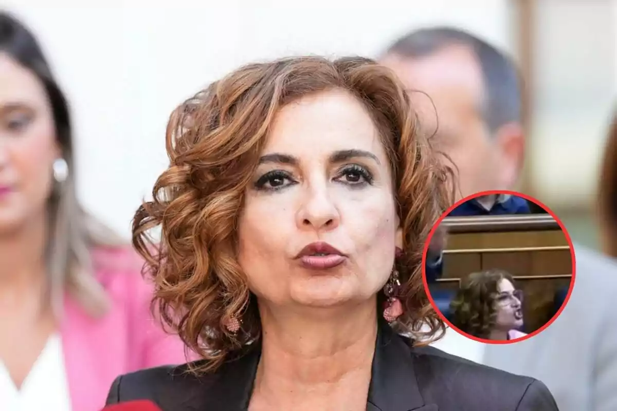 Mujer de cabello rizado y castaño hablando frente a cámaras con personas desenfocadas al fondo y un recuadro circular que muestra a la misma mujer en una intervención en un parlamento