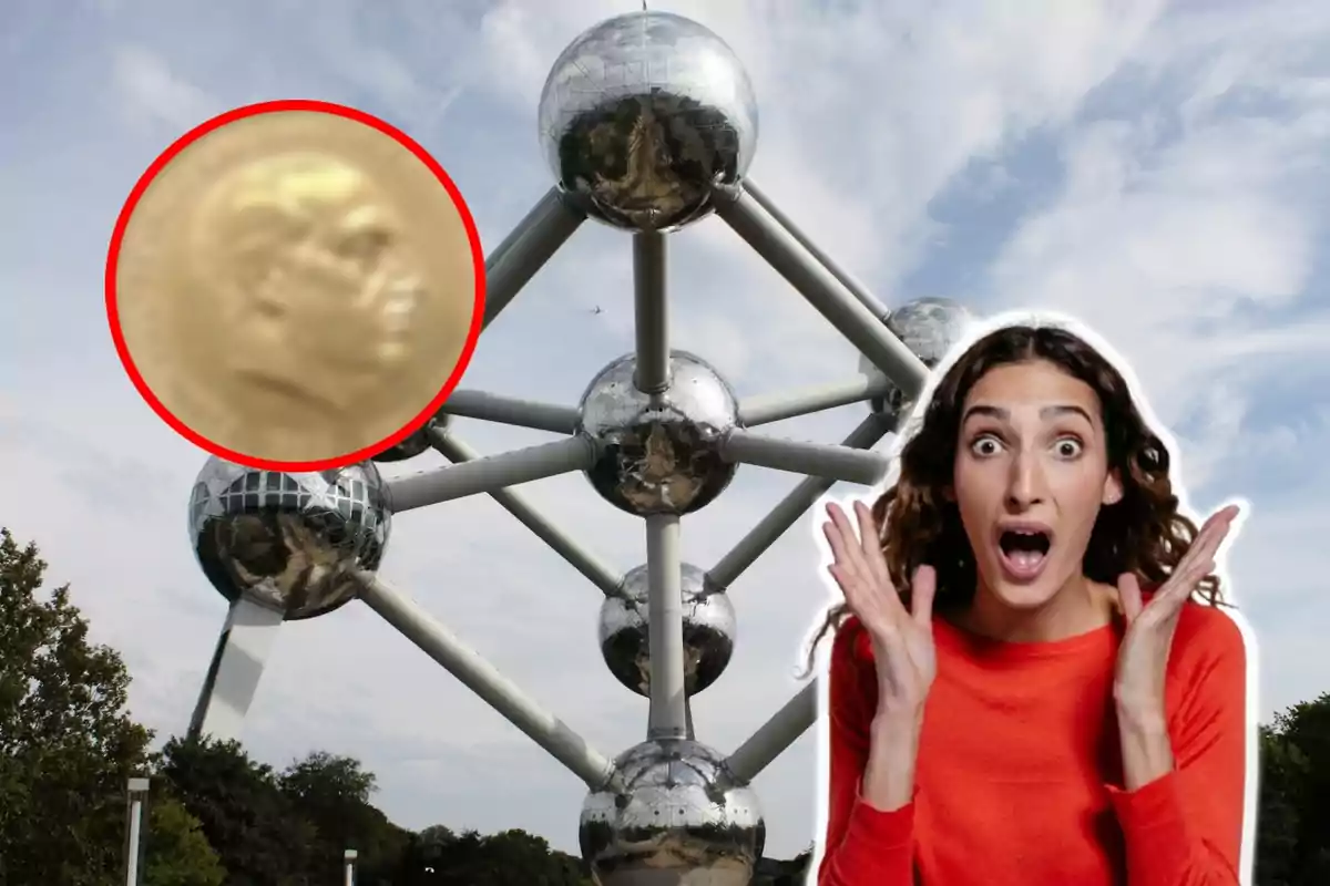 Una mujer con expresión de sorpresa frente al Atomium, con un círculo rojo que destaca un detalle en la estructura.