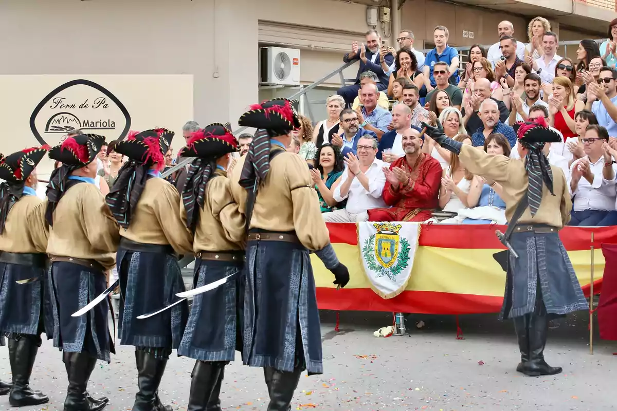 El presidente de la Diputación de Alicante, Toni Pérez, asistiendo a la Entrada de las Fiestas de Moros y Cristianos de Castalla