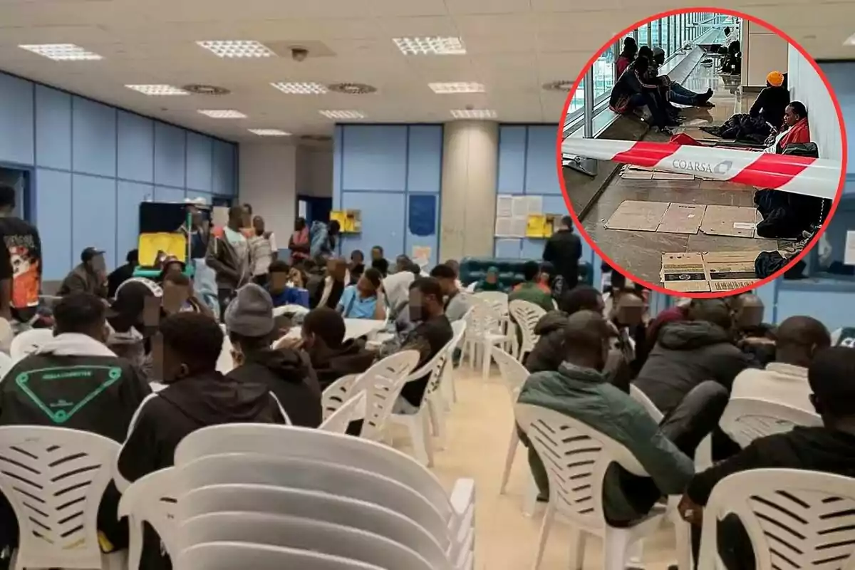 Un grupo de personas sentadas en sillas de plástico blancas en una sala grande, con una imagen insertada en un círculo rojo que muestra a varias personas sentadas en el suelo junto a una ventana.