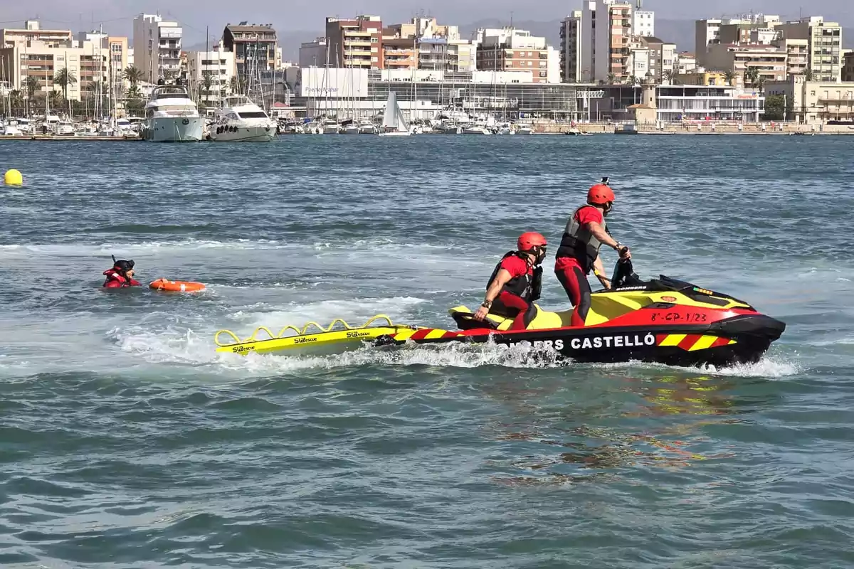 Los Bomberos de Castellón vigilando las playas con la nueva moto acuática de rescate