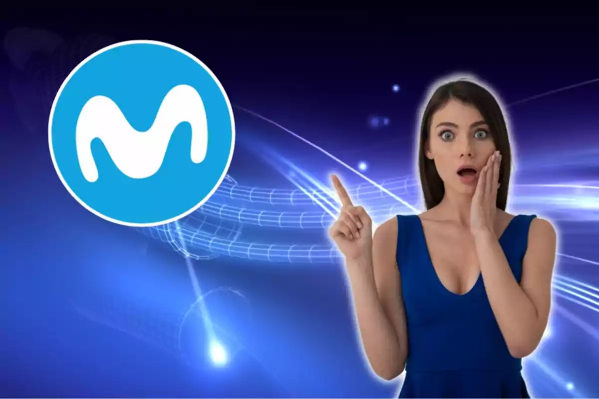 Mujer sorprendida señalando el logotipo de Movistar sobre un fondo azul con efectos de luz.