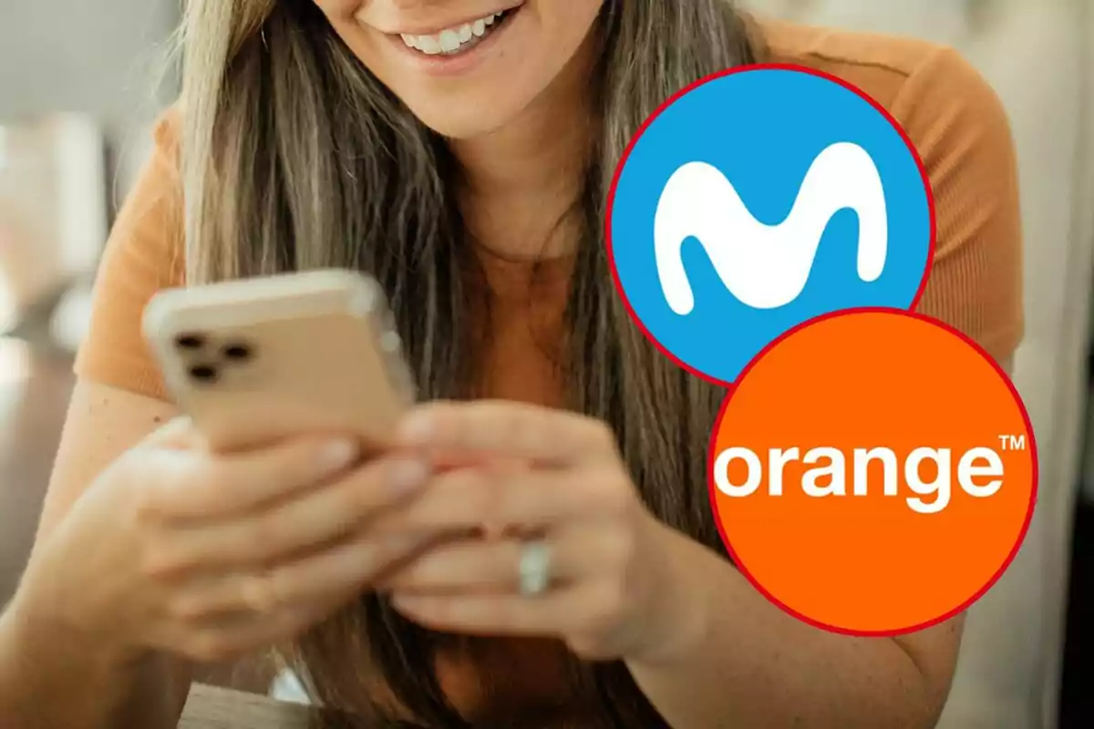 Montaje con una mujer sonriendo con el móvil en la mano y los logos de Orange y Movistar