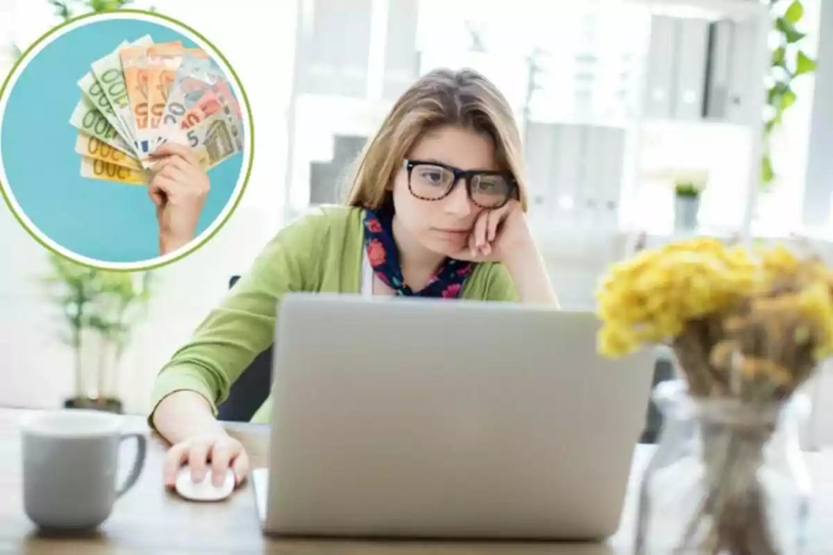 Mujer con gafas trabajando en una computadora portátil, con una imagen insertada de una mano sosteniendo billetes de euro.