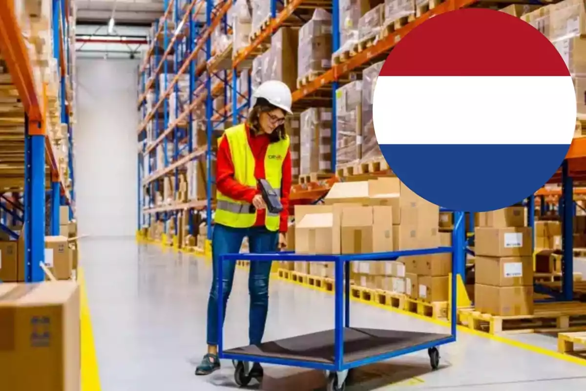 Una mujer trabajando en un centro logístico, con la bandera de Holanda en un rincón