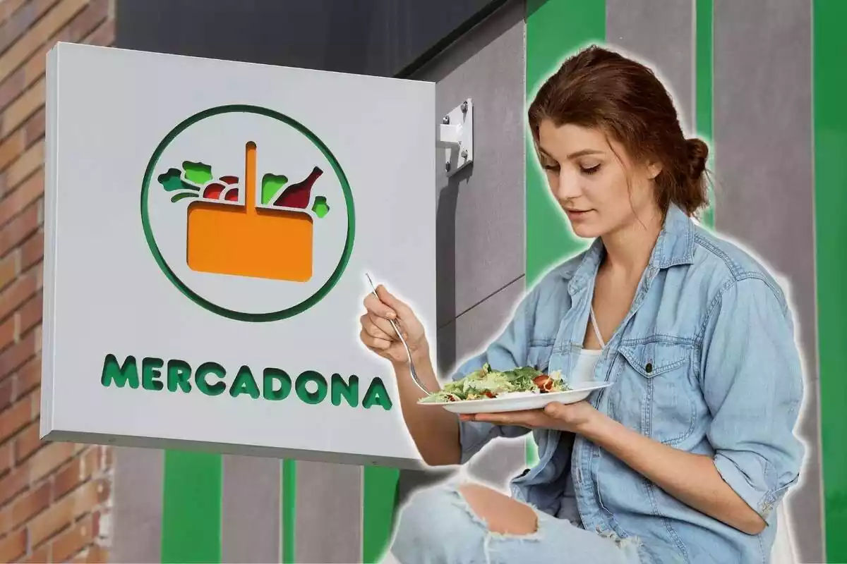 Mujer comiéndose una ensalada con el fondo de una tienda de Mercadona