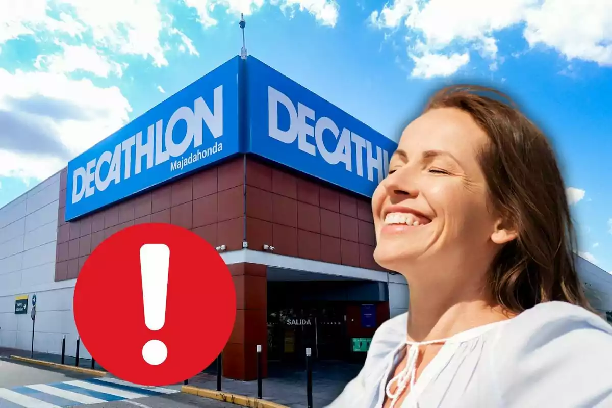 Una mujer sonriente frente a una tienda Decathlon con un símbolo de advertencia en rojo.