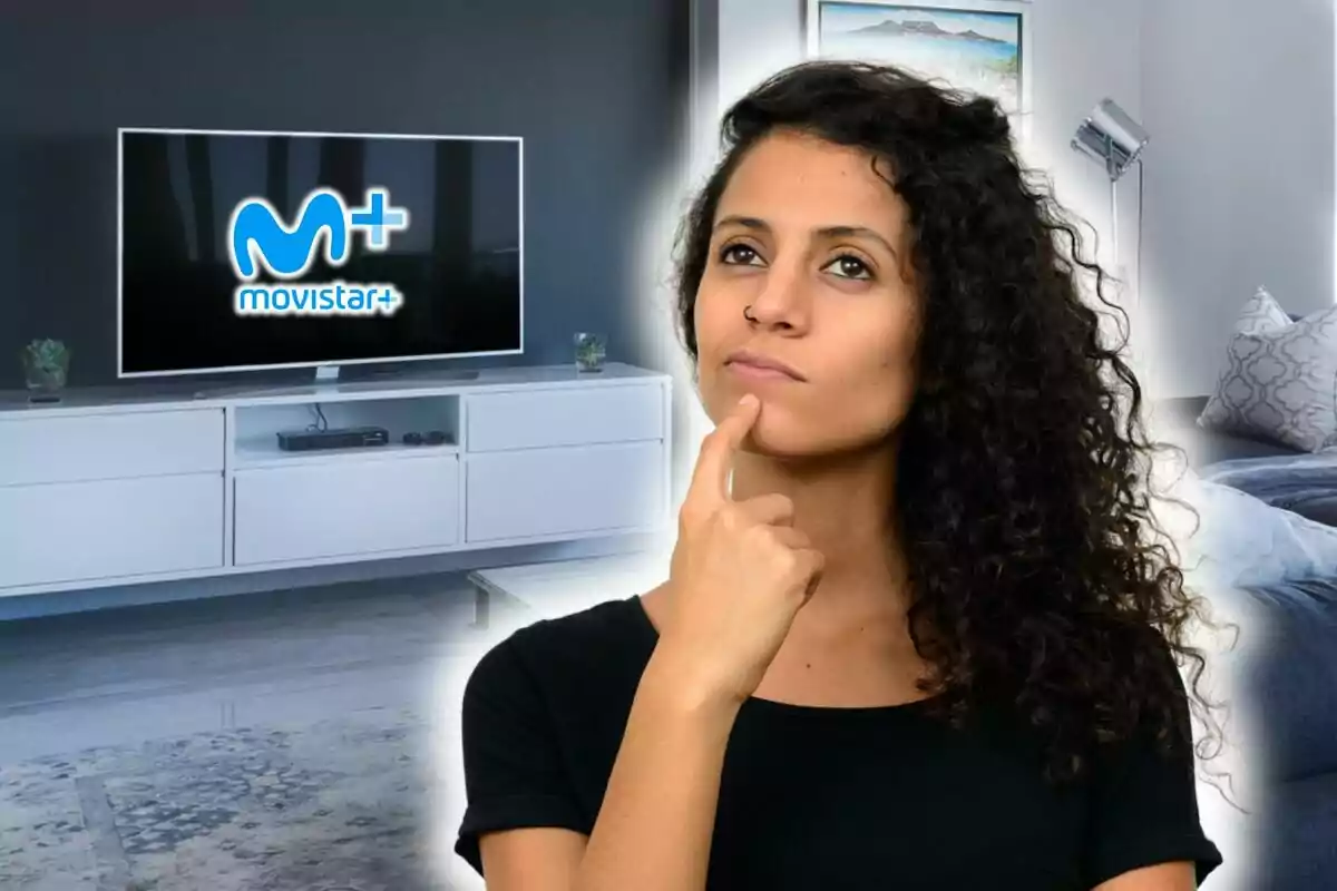 Mujer pensativa con el logo de Movistar+ en una televisión de fondo.