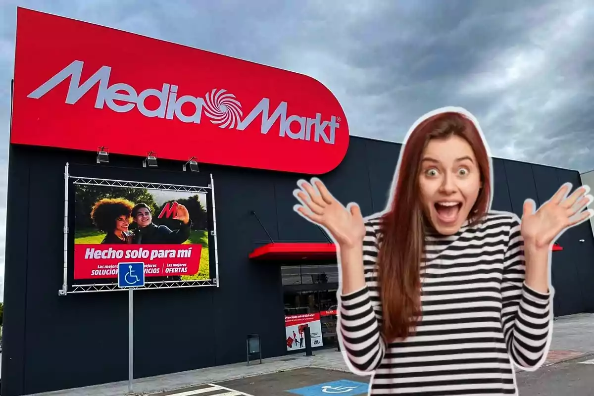 Una mujer emocionada frente a una tienda MediaMarkt con un cartel publicitario que dice "Hecho solo para mí".