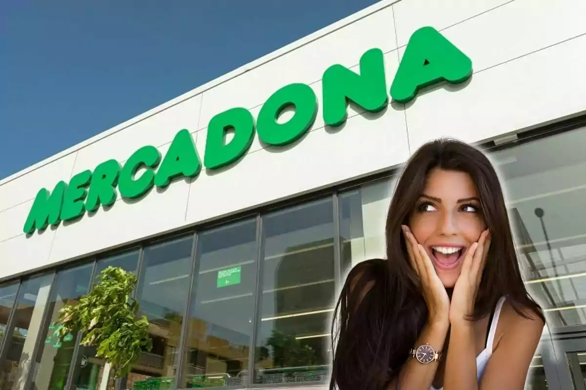 Una mujer sonriente con las manos en las mejillas frente a una tienda de Mercadona.