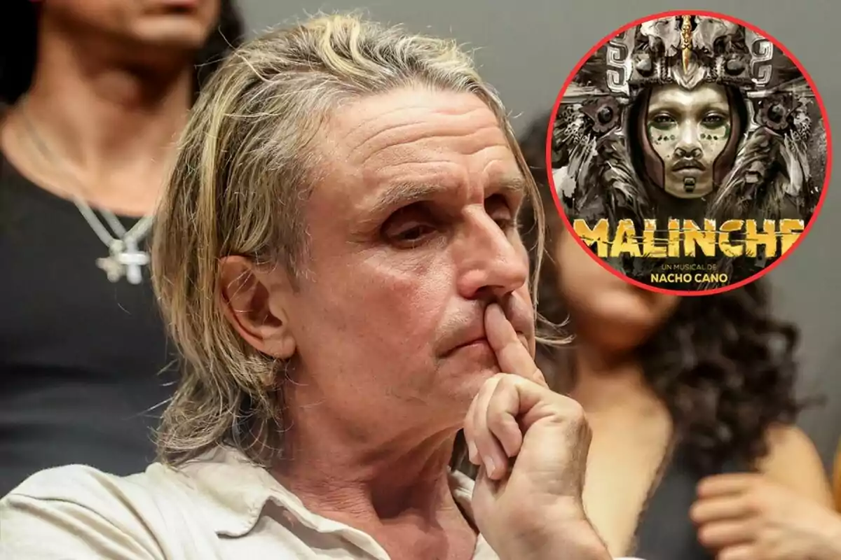 Un hombre pensativo con el cartel del musical "Malinche" en la esquina superior derecha.