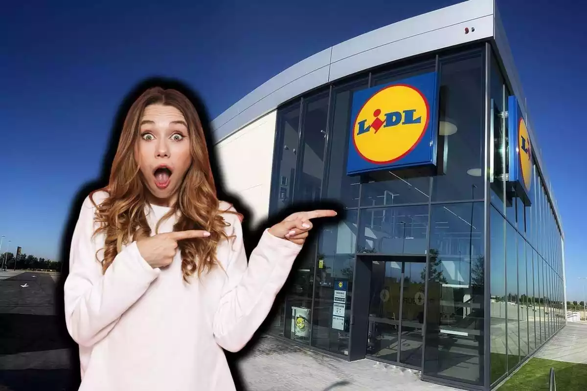 Mujer joven rubia sorprendida señalando hacia su izquierda con ambas manos, sobre fondo de Lidl