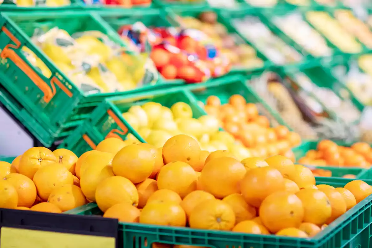 Cajas de naranjas frescas en Mercadona