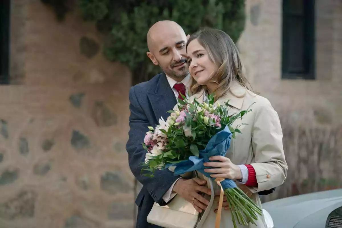 Fotografía de Natalia Sánchez y Alain Hernández abrazados con un ramo de flores en Sueños de Libertad