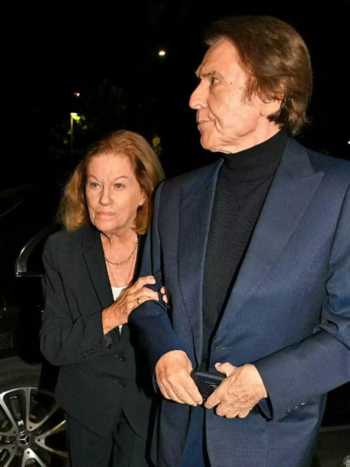 Natalia Figueroa y Raphael vestidas elegantemente camina juntas por la noche. Natalia Figueroa y Raphael vestidas elegantemente camina juntas por la noche.
