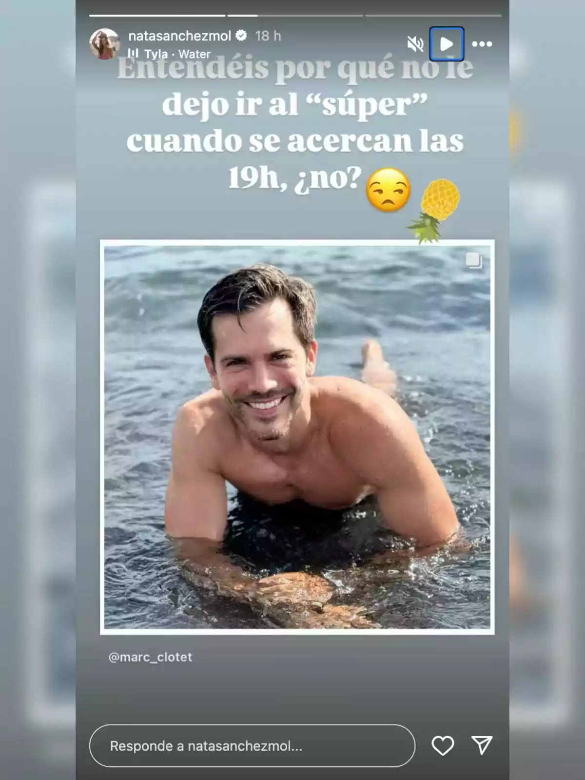 Storie de Natalia Sánchez en Instagram con Marc Clotet estirado en el agua del mar