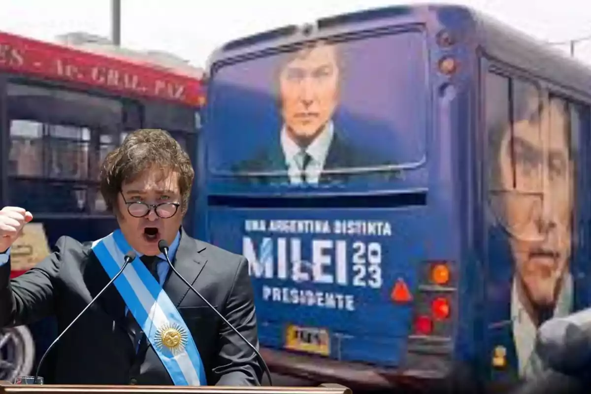 Un hombre con una banda presidencial argentina da un discurso en un podio, mientras en el fondo se ve un autobús con su imagen y la frase "Una Argentina Distinta Milei 2023 Presidente".