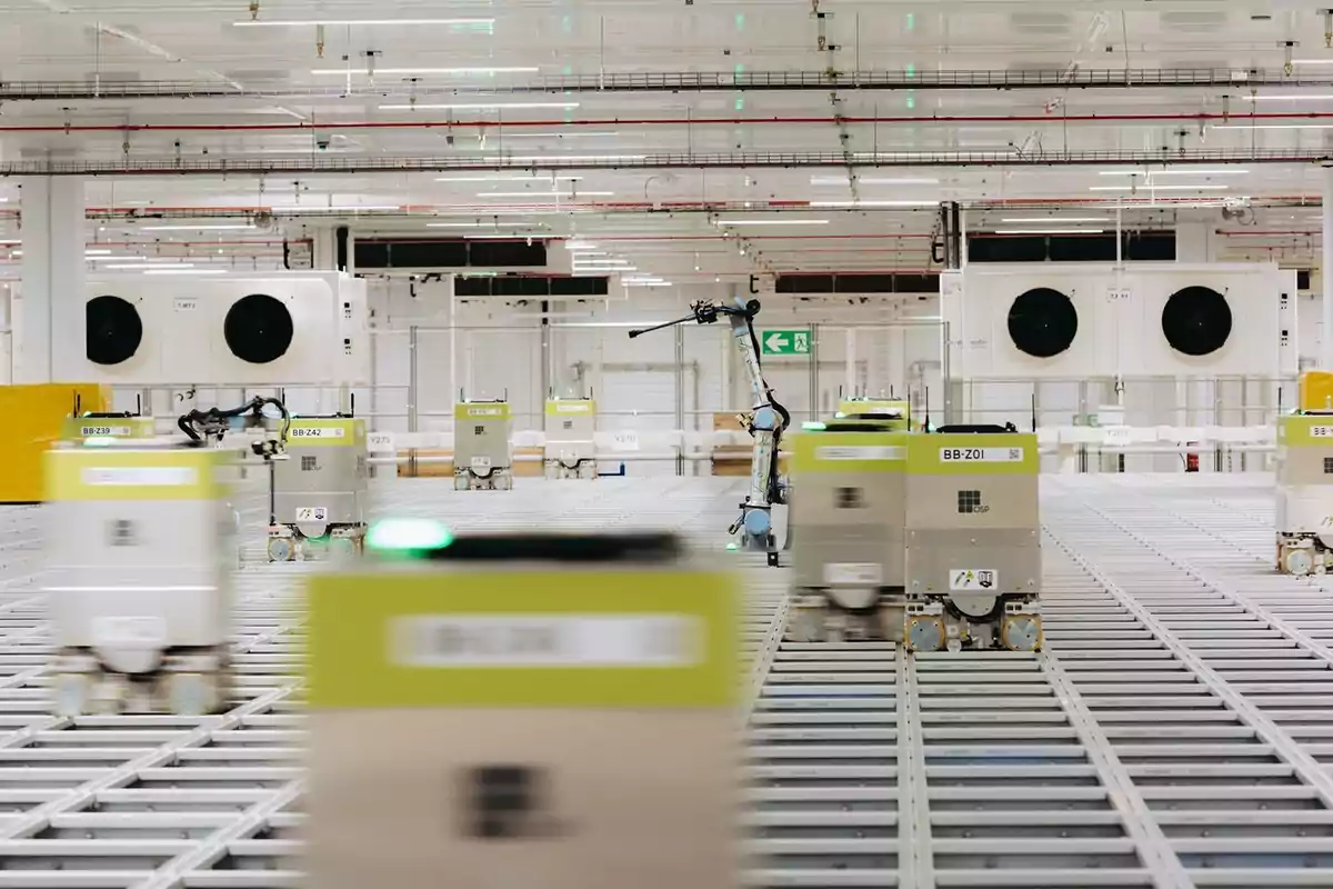 Un almacén automatizado con robots móviles organizando mercancías en un sistema de rejillas.