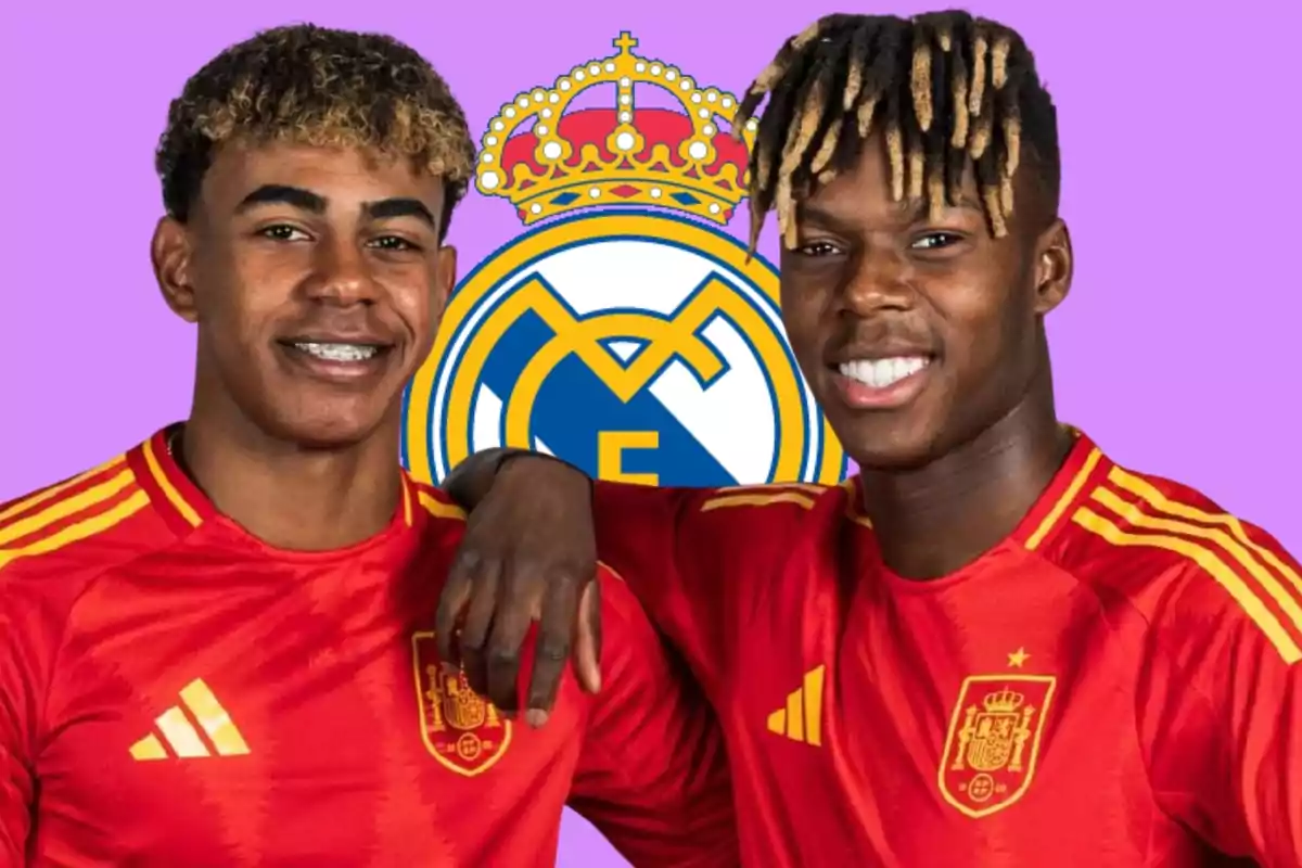 Dos jóvenes futbolistas con camisetas de la selección española posan frente al escudo del Real Madrid sobre un fondo morado.