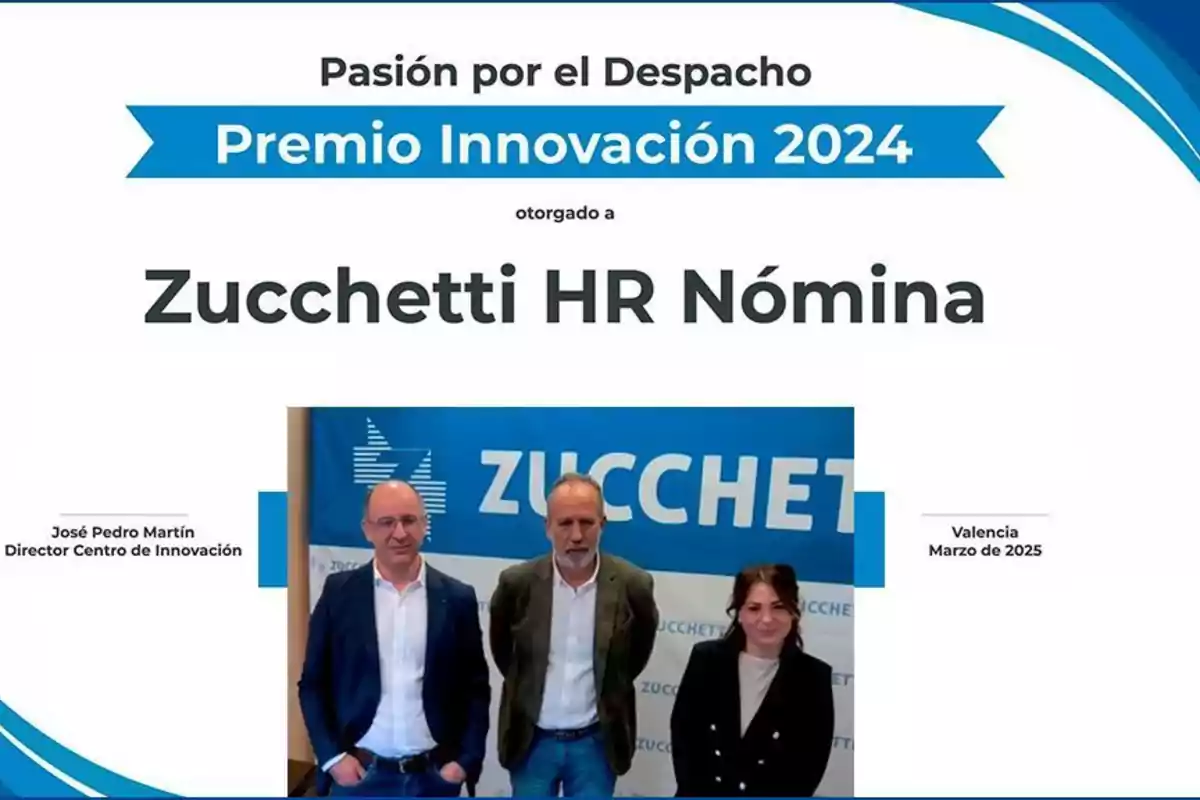 Premio Innovación 2024 otorgado a Zucchetti HR Nómina con tres personas posando frente a un cartel de Zucchetti en Valencia, marzo de 2025.