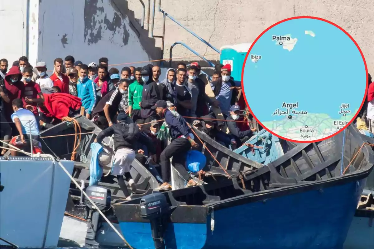 Un grupo de personas se encuentra en un barco abarrotado, con un mapa en la esquina superior derecha que muestra la ubicación de Palma, Ibiza y Argel.