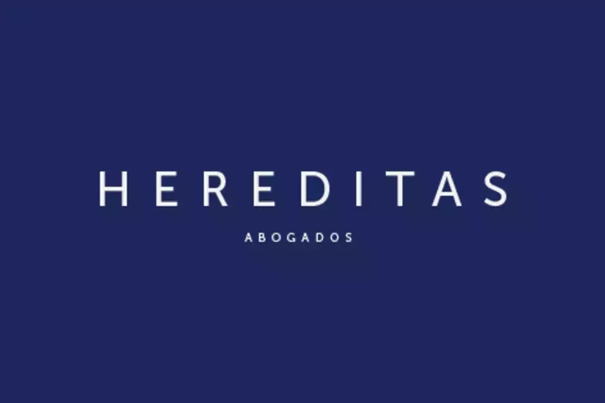 Logo de Hereditas Abogados sobre fondo azul oscuro.