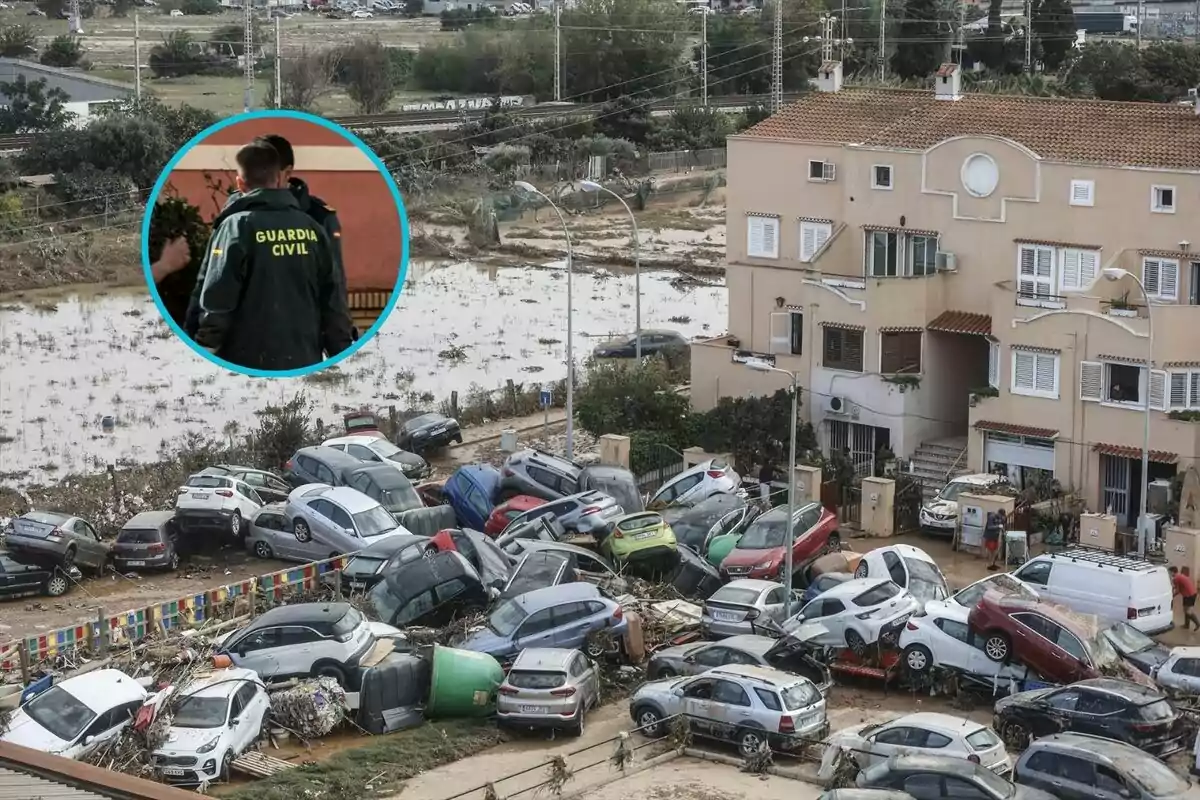 Una escena muestra numerosos coches apilados y dañados tras una inundación en una zona residencial, con un agente de la Guardia Civil en un recuadro supervisando la situación.