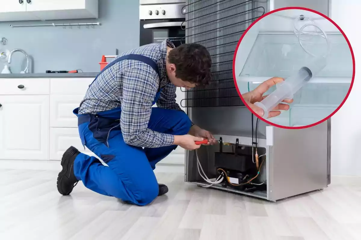 Técnico reparando la parte trasera de un refrigerador con una imagen insertada de una jeringa utilizada para el mantenimiento.