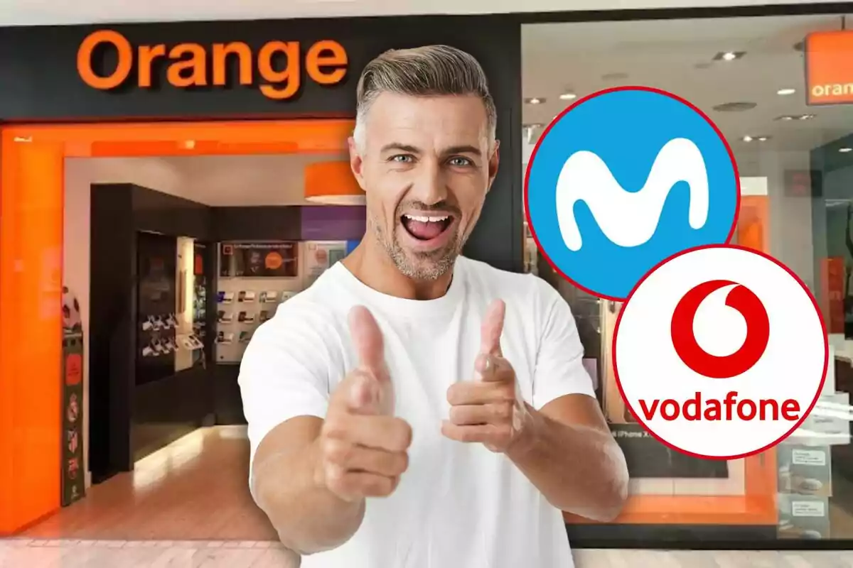 Un hombre sonriente con camiseta blanca frente a una tienda de Orange, con los logotipos de Movistar y Vodafone superpuestos.