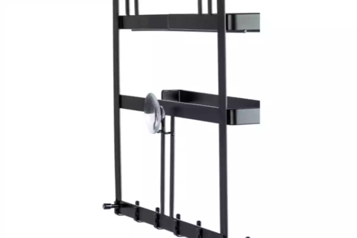 Organizador metálico negro con repisas y ganchos para colgar, diseñado para colocarse en una puerta o pared Organizador metálico negro con repisas y ganchos para colgar, diseñado para colocarse en una puerta o pared