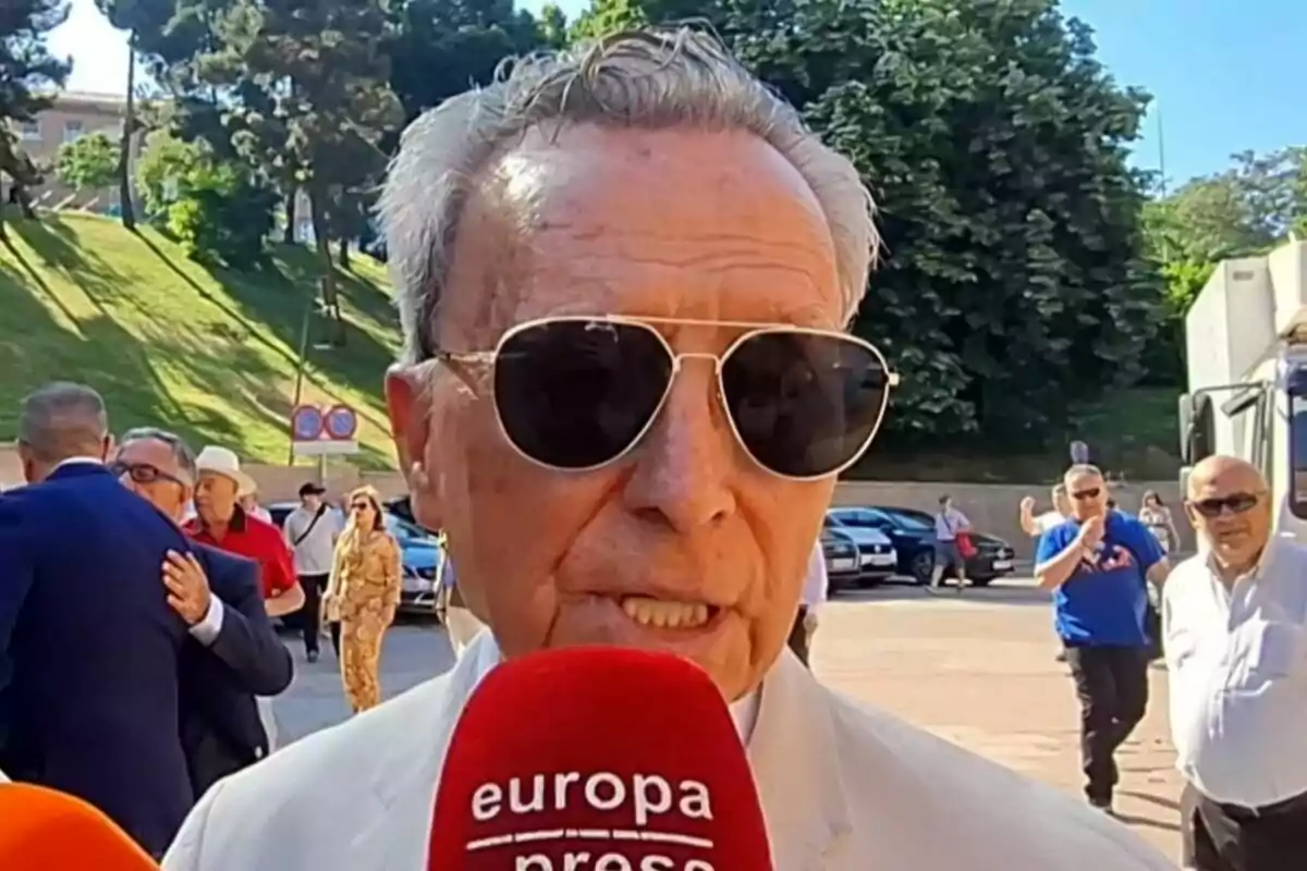 Ortega Cano con gafas de sol y chaqueta clara siendo entrevistado por la prensa en un evento al aire libre Ortega Cano con gafas de sol y chaqueta clara siendo entrevistado por la prensa en un evento al aire libre