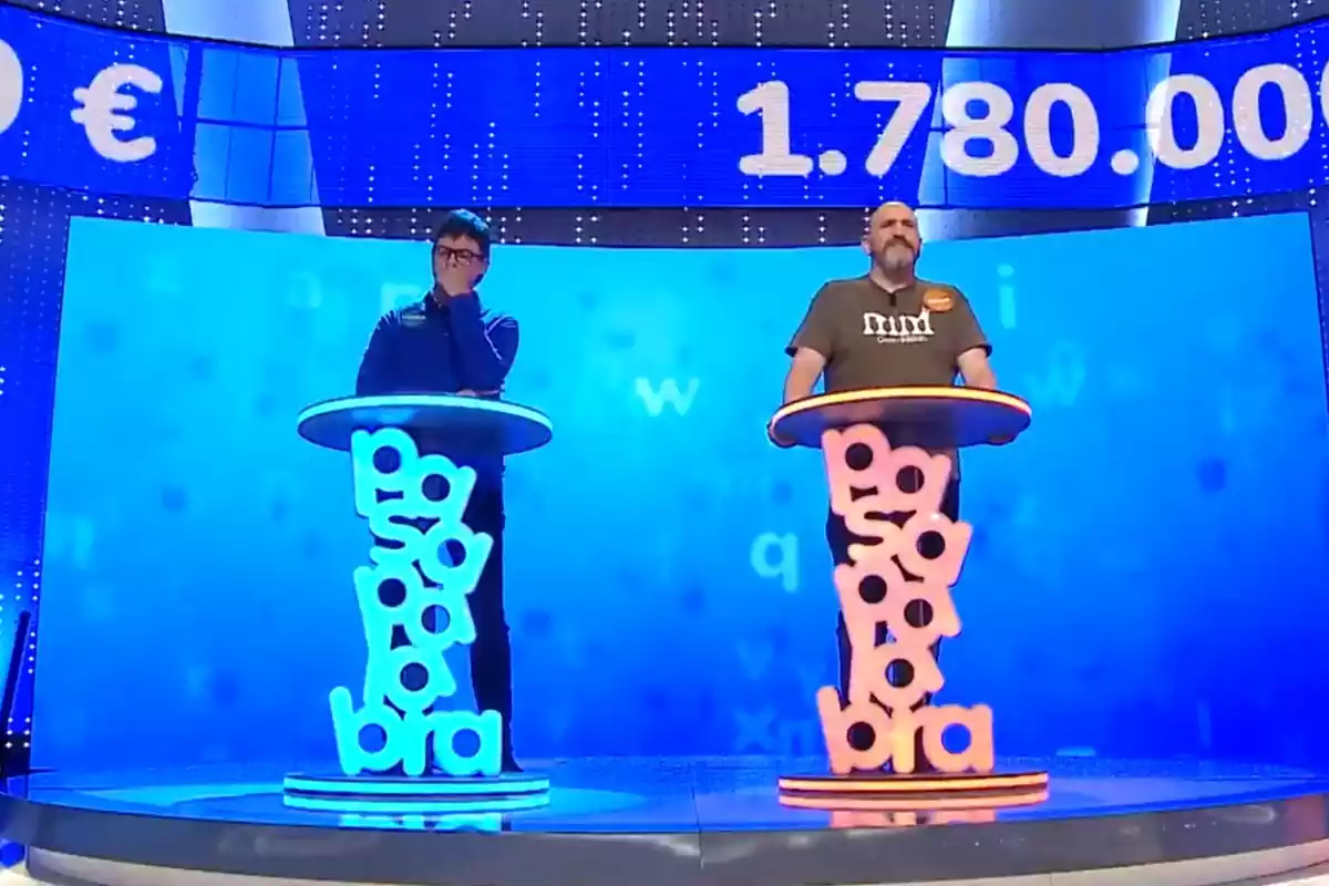 Plano general de Óscar y Moisés, concursantes de 'Pasapalabra' luchando por llevarse el bote del programa Plano general de Óscar y Moisés, concursantes de 'Pasapalabra' luchando por llevarse el bote del programa