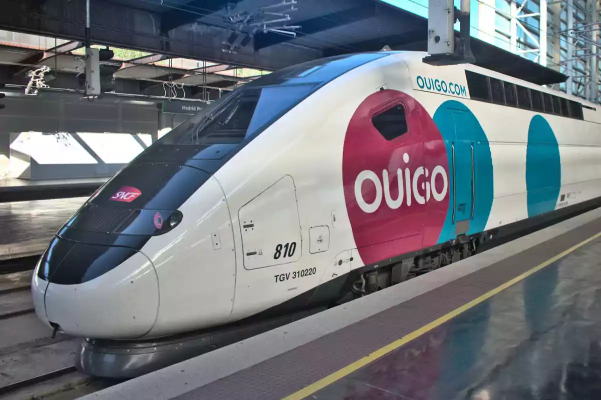 Un tren de alta velocidad Ouigo estacionado en una plataforma de tren. Un tren de alta velocidad Ouigo estacionado en una plataforma de tren.