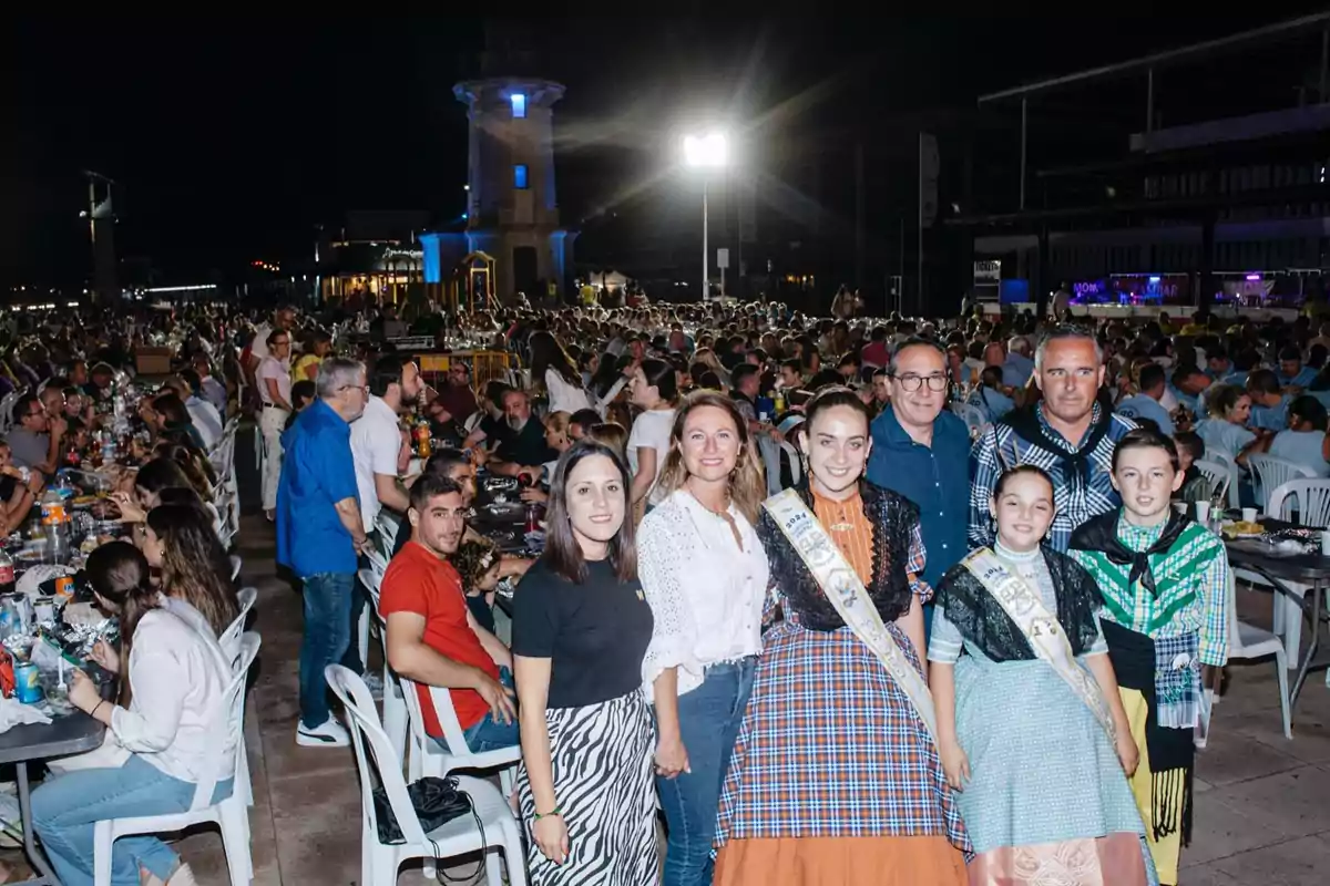 La alcaldesa de la ciudad, Begoña Carrasco, en el ‘sopar de pa i porta’ en el Moll de Costa