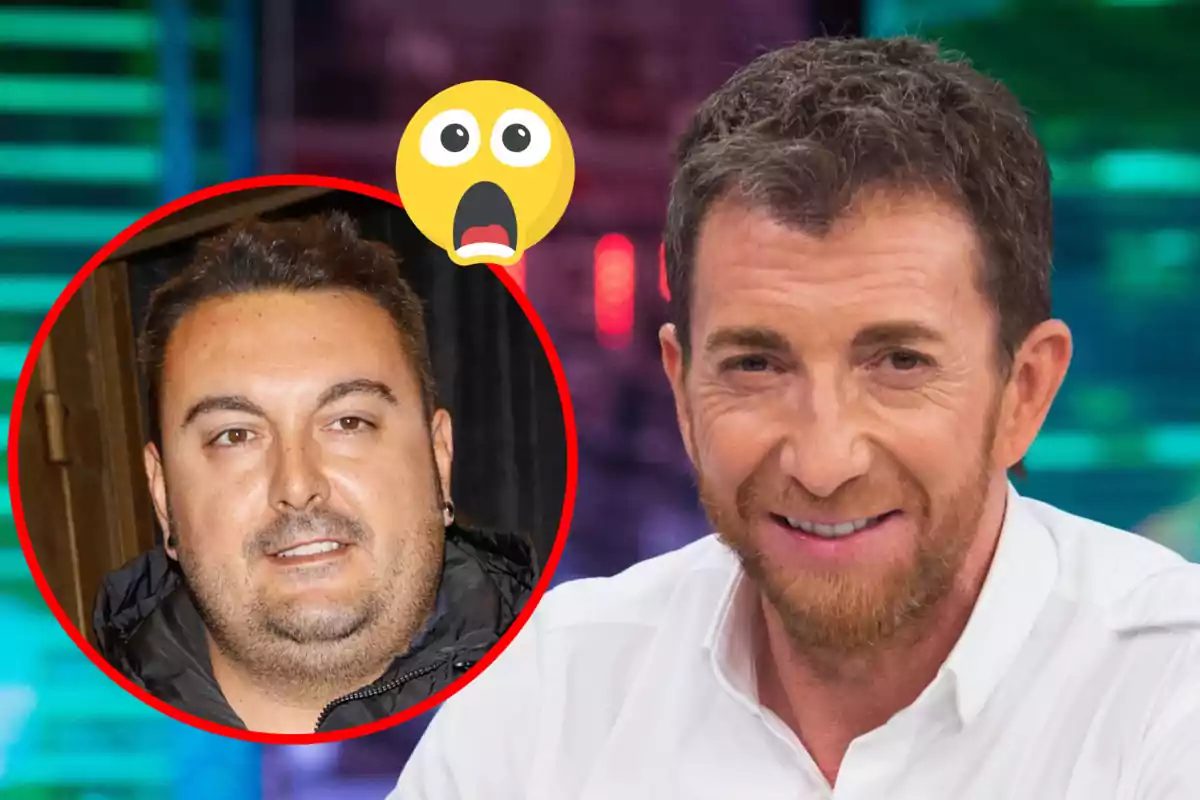 Dos hombres en un programa de televisión con un emoji sorprendido.