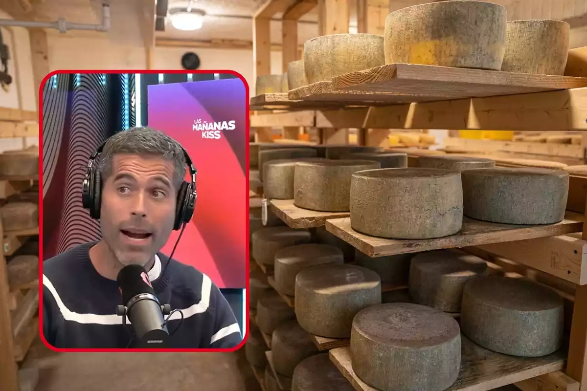 Imagen de Pablo Ojeda hablando en el programa de radio Las mañanas Kiss, en un cuadrado rojo sobre fondo de almacén de quesos