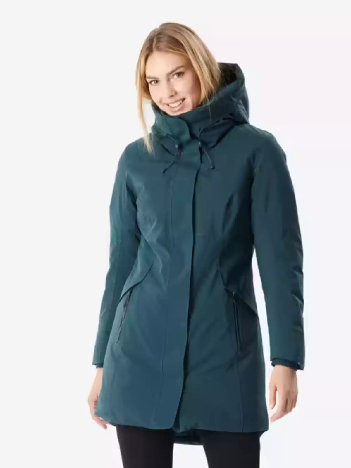Mujer sonriendo con un abrigo verde oscuro y capucha. Mujer sonriendo con un abrigo verde oscuro y capucha.