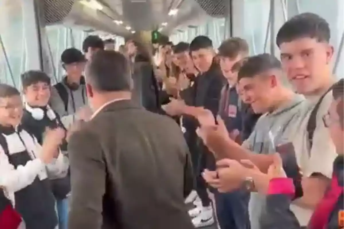 Un grupo de jóvenes aplaude a Santiago Abascal al bajarse del avión