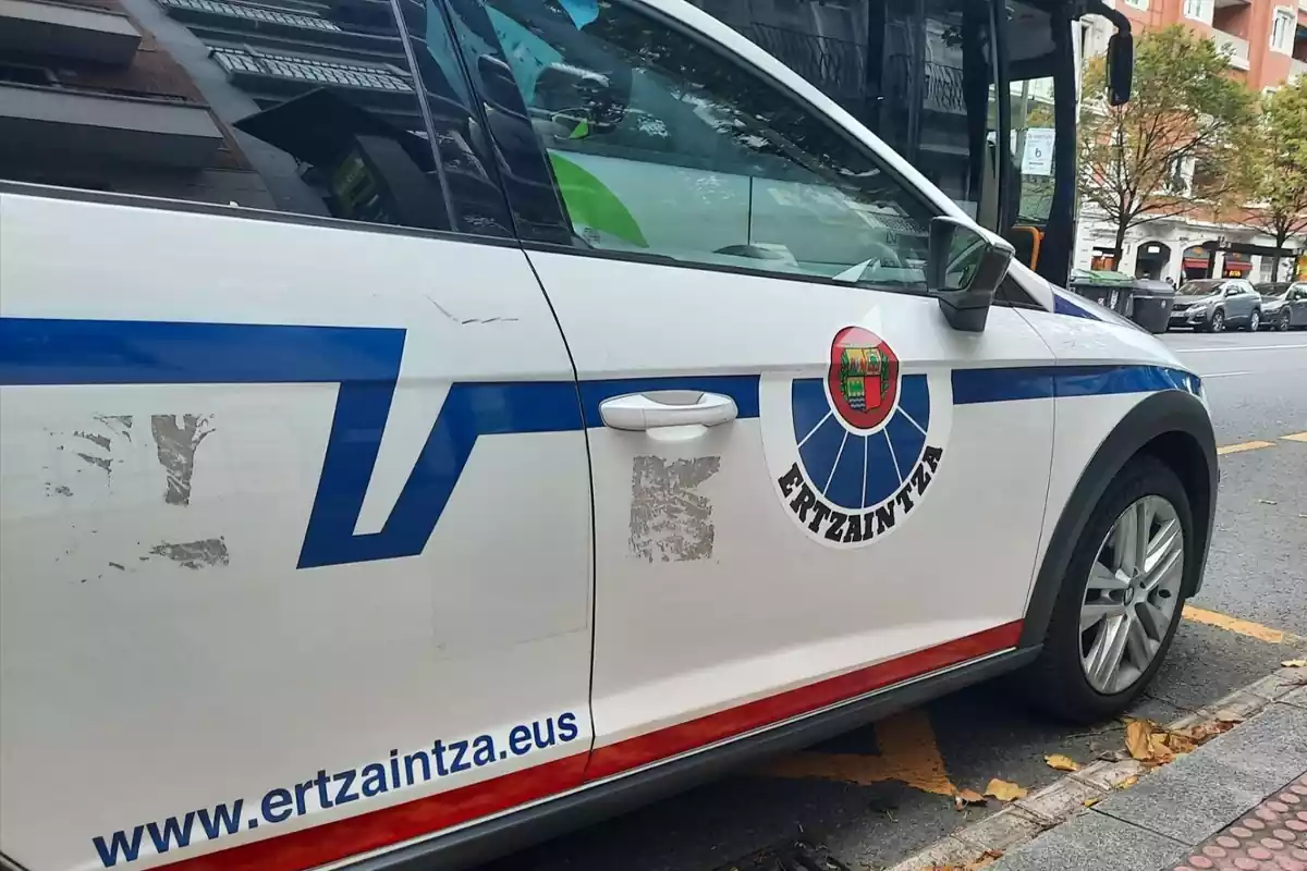 Patrulla de la policía autonómica del País Vasco