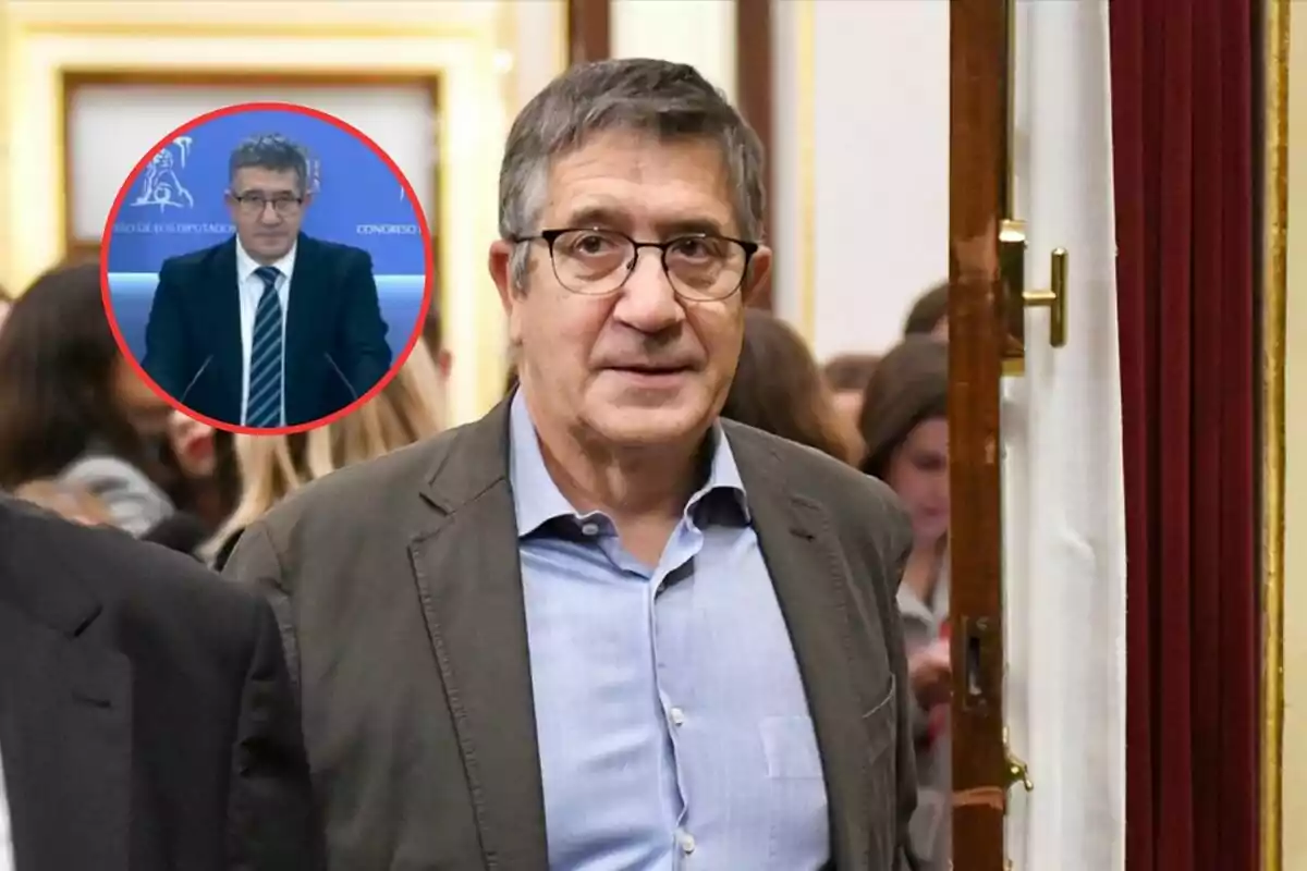 Un hombre con gafas y chaqueta oscura camina por un pasillo concurrido; en un recuadro, se muestra a la misma persona en una conferencia de prensa.