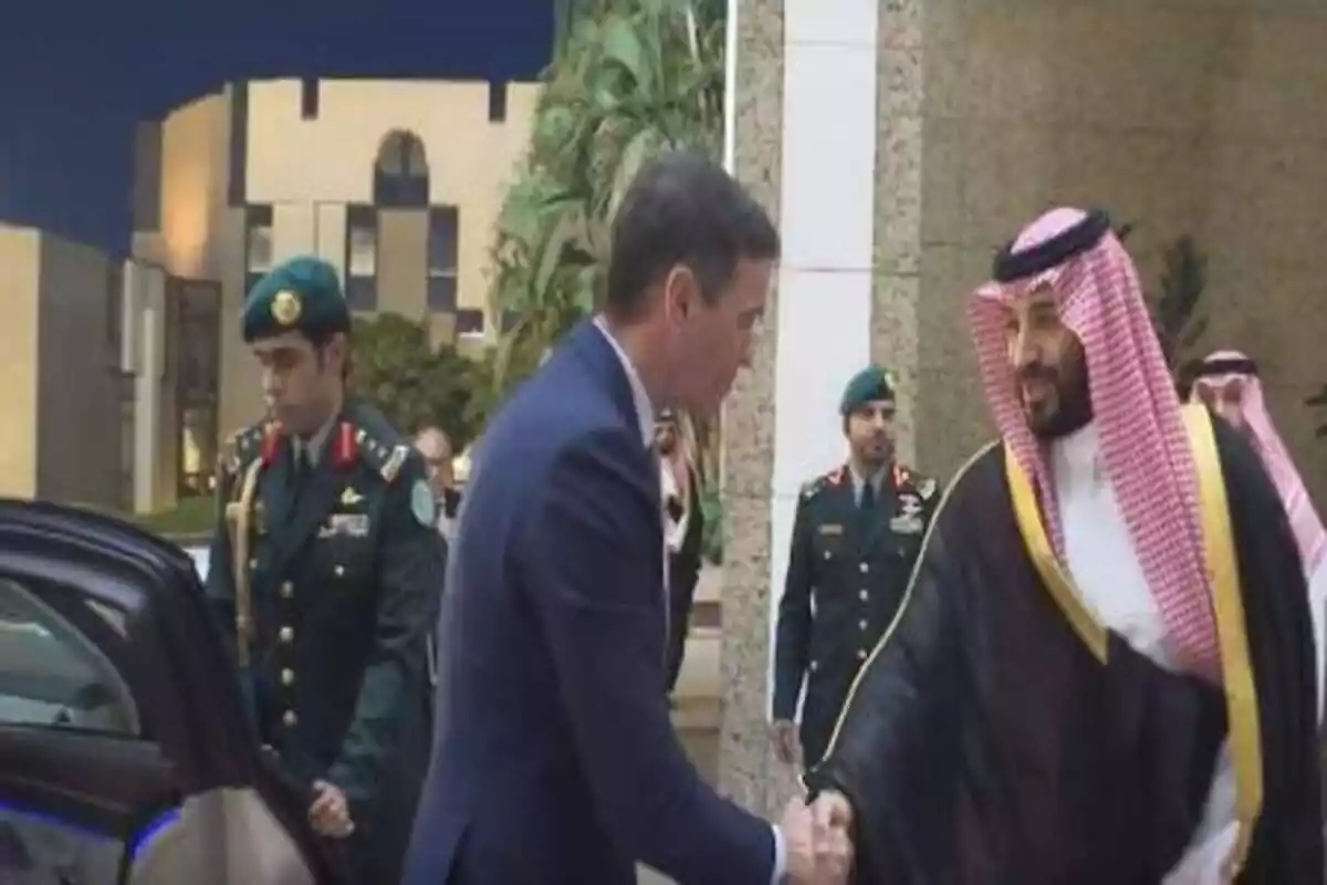 Sánchez inclina su cabeza ante el rey de Arabia Saudí
