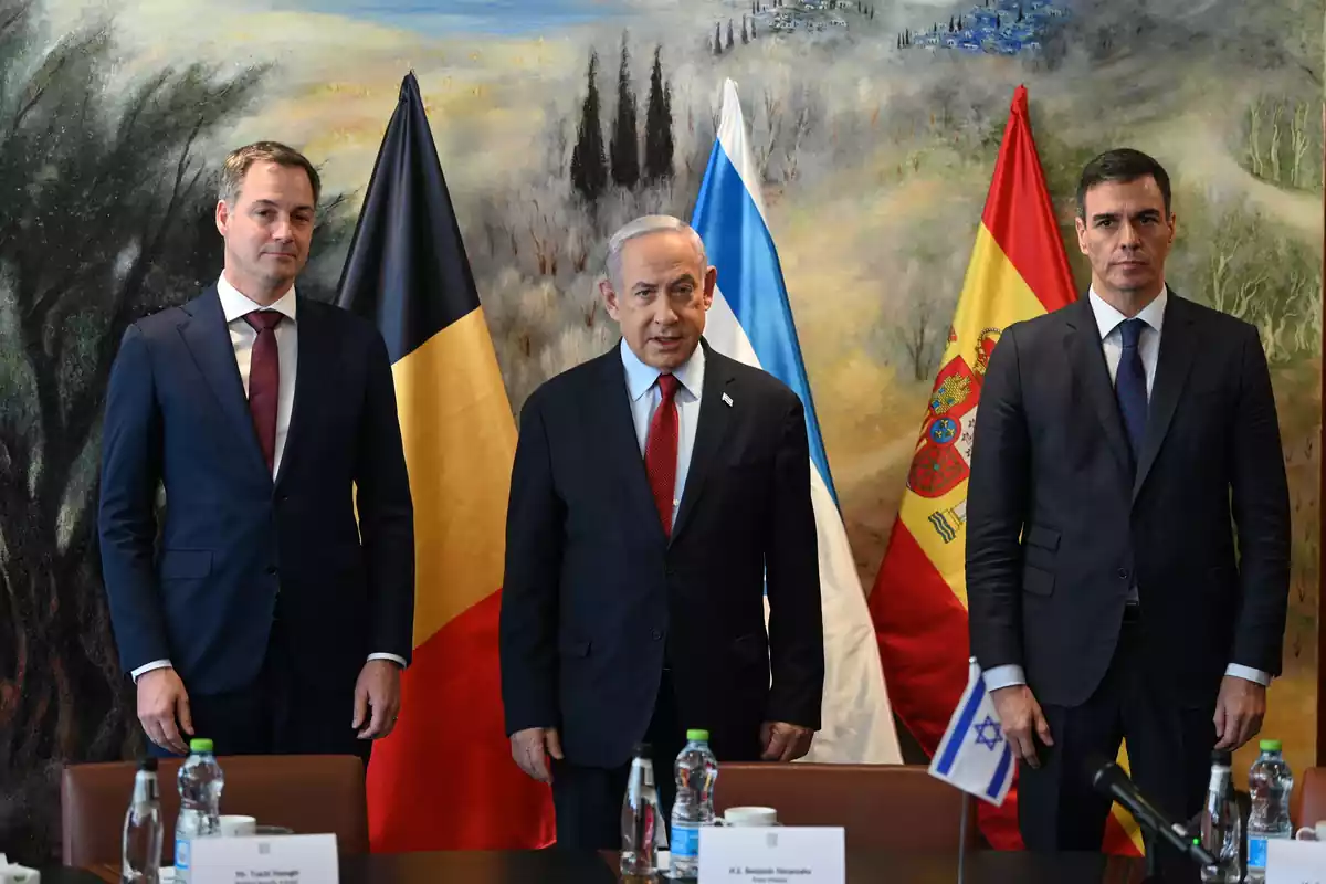 De izquierda a derecha, Alexander de Croo, Pedro Sánchez y Benjamin Netanyahu, posando con las banderas de sus respectivos países detrás