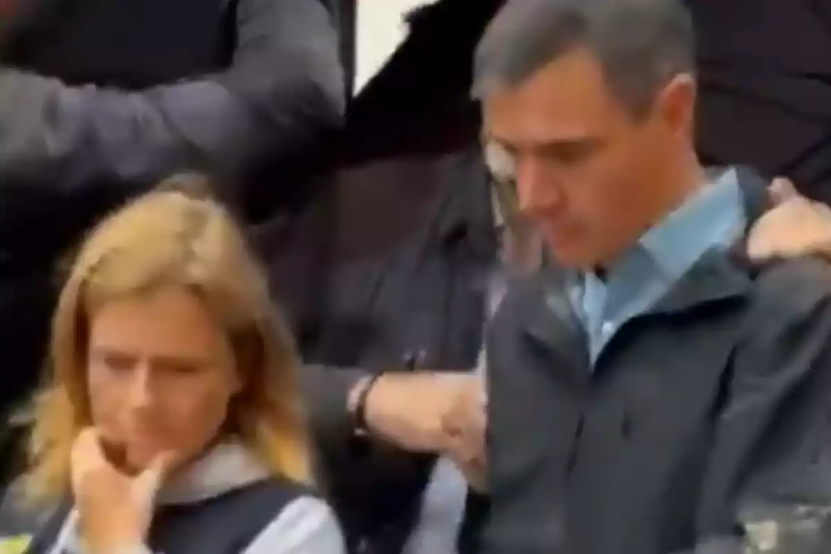 Una mujer hablando en un podio con el sello del Vicepresidente de los Estados Unidos mientras un hombre la observa en el fondo. Una mujer hablando en un podio con el sello del Vicepresidente de los Estados Unidos mientras un hombre la observa en el fondo.