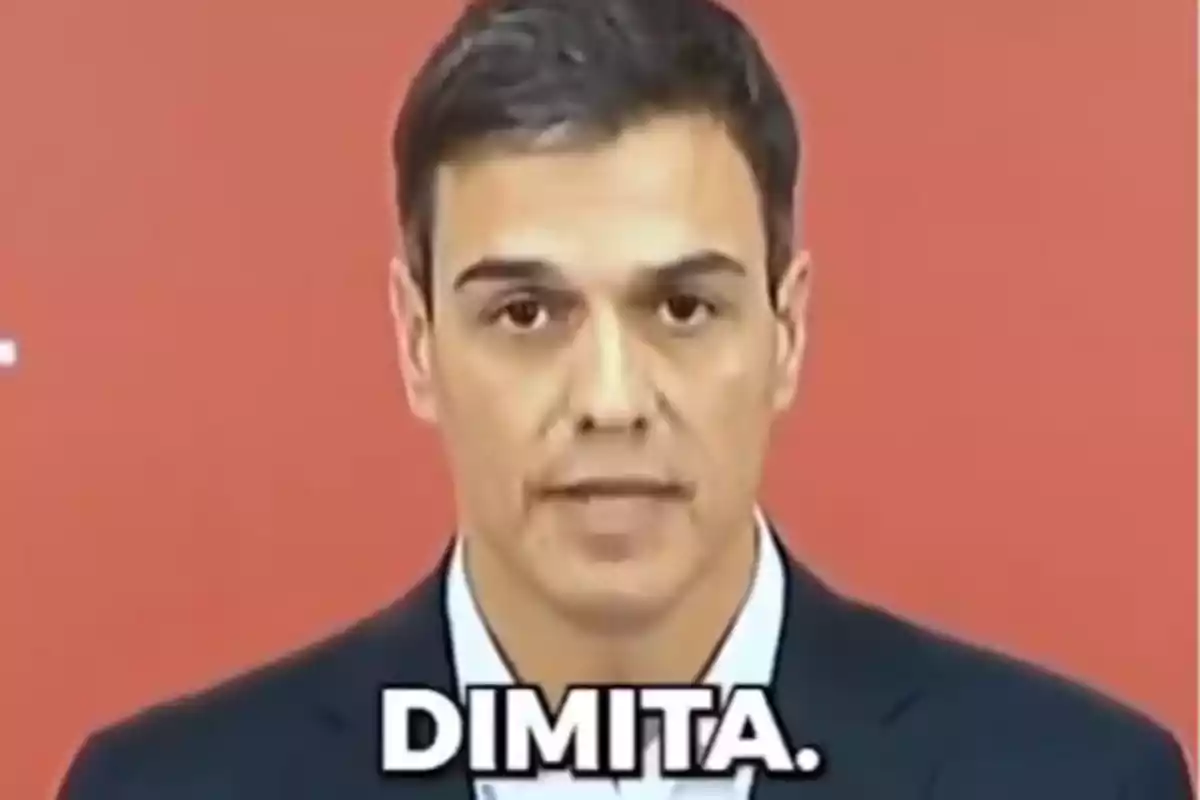 Un hombre de cabello oscuro con expresión seria frente a un fondo rojo con la palabra Un hombre de cabello oscuro con expresión seria frente a un fondo rojo con la palabra