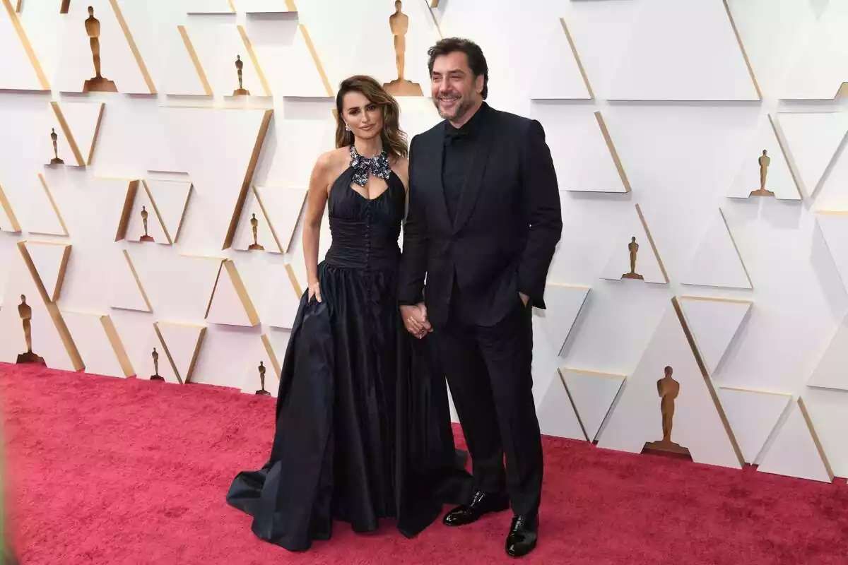 Penélope Cruz con un vestido largo y negro junto a Javier Bardem con traje negro en una alfombra roja