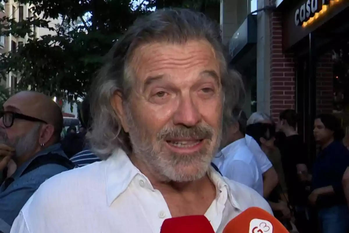 Pepe Navarro hablando frente a varios micrófonos en una calle concurrida Pepe Navarro hablando frente a varios micrófonos en una calle concurrida
