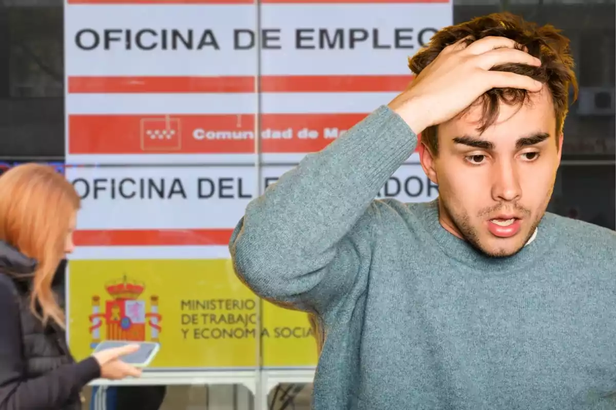 Un hombre preocupado se toca la cabeza frente a una Oficina de Empleo en España, mientras una mujer pasa por delante revisando su teléfono. Esta imagen ilustra la preocupación de los beneficiarios del subsidio por desempleo ante las posibles sanciones por no cumplir con las obligaciones de búsqueda activa de empleo