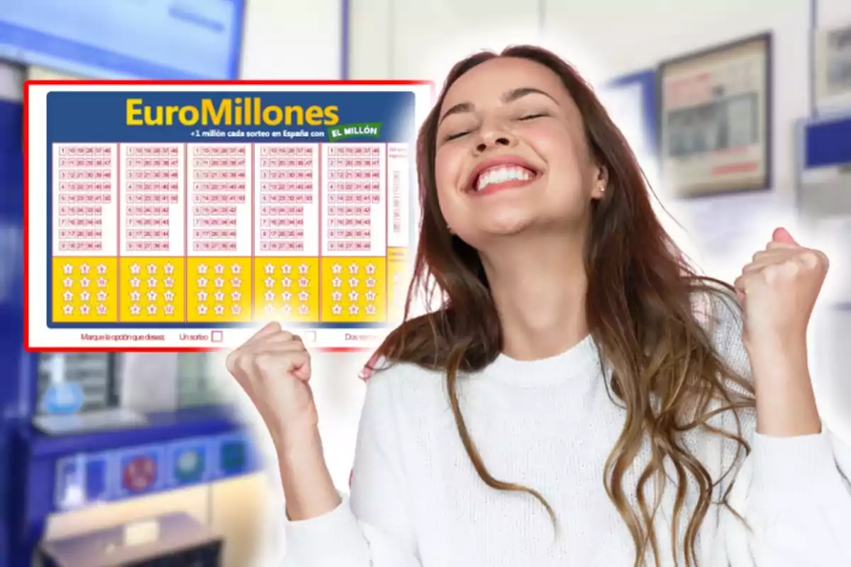 Una mujer sonriente celebra con entusiasmo mientras sostiene un boleto de EuroMillones.